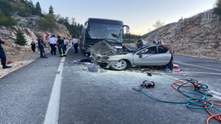 Antalyada yolcu otobüsü ile otomobil kafa kafaya çarpıştı: 1 ölü, 5 yaralı
