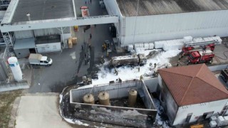 Arnavutköyde fabrika bahçesindeki yakıt tankeri alev alev yandı