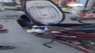 Arnavutköyde motosikletin koltuk kısmını açtılar, altından yavru kedi çıktı