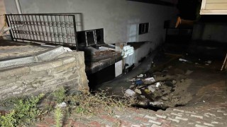 Arnavutköyde sağanak nedeniyle bir binanın istinat duvarı yıkıldı