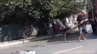 Arnavutköyde yola sarkan ağacın dallarına çarpan kamyon şoförüne böyle saldırdılar