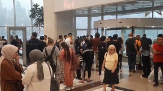 Aşırı yağış nedeniyle müşteriler Cevahir Alışveriş Merkezinde mahsur kaldı