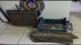 At arabasındaki çalıntı olduğu düşünülen malzemelere polis el koydu