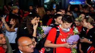 Avrupa şampiyonu Filenin Sultanları, Türkiyeye döndü