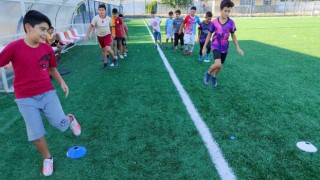 Aydında çocuklar hem eğleniyor hem sporu seviyor