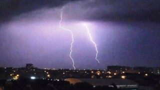 Aydında şimşekler geceyi aydınlattı