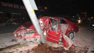 Aydınlatma direğine çarpan otomobil hurdaya döndü