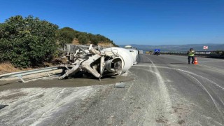 Aynı firmaya ait iki beton mikseri kafa kafaya çarpıştı: 1 ölü, 1 ağır yaralı