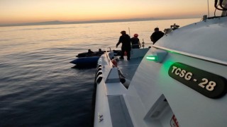 Ayvalık açıklarında 56 düzensiz göçmen yakalandı