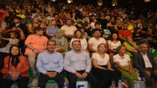 Ayvalık ilçesinin düşman işgalinden kurtuluşunun 101. yıl dönümü kutlamalaarında sanatçı Onur Akın sahne aldı