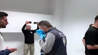 Azerbaycan bayrağını öperek teslim alan polis konuştu: İki devlet, tek milletiz