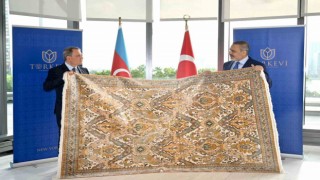 Azerbaycan Dışişleri Bakanı Bayramovdan Türkevine Karabağ halısı