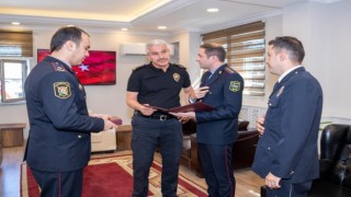 Azerbaycan heyetinden Türk polis memuruna madalya