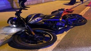 Bağcılarda devriye atan polislere denk gelince kaçmaya çalışan motosikletli hırsızlar kamerada