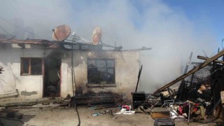 Bahçede yemek yapmak için yakılan ateş evi yaktı