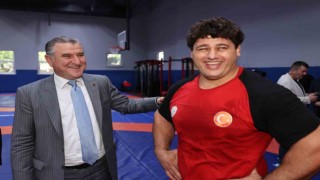 Bakan Bak, Grekoromen Güreş Milli Takımı kampını ziyaret etti