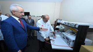 Bakan Uraloğlu Cep Telefonu Test Merkezini inceledi