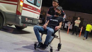 Balkonuna atılan yabancı madde elinde patladı