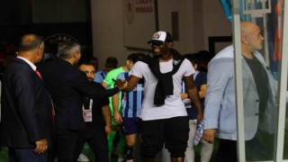 Balotelli maçı tribünden izliyor