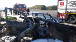 Bariyerin içinden geçen otomobil alev aldı: Ölümden döndüler