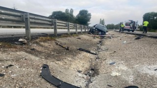 Bariyerlere çarpan hafif ticari araçta 24 yaşındaki genç yaşamını yitirdi