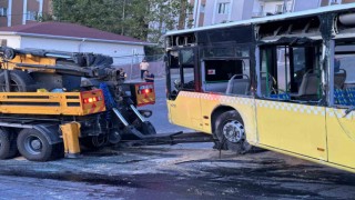 Başakşehirde devrilen İETT otobüsü kaldırıldı