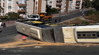 Başakşehirde rampadan çıkamayan İETT otobüsü devrildi: O anlar kamerada