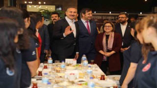 Başarılı sporcular, Fatma Şahin ile bir araya geldi