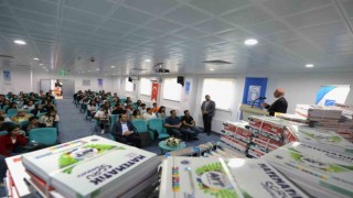 Başkan Akmandan öğrencilere kaynak kitap desteği