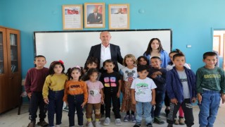 Başkan Akmandan, öğrencilere kırtasiye malzemesi
