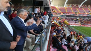 Başkan Büyükkılıç, galibiyeti taraftarlarla kutladı