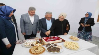 Başkan Büyükkılıç, kadınların ürettiği gilaburulu yaş pastayı kesti