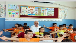 Başkan Gültaktan öğrencilere Diyanet Çocuk dergisi