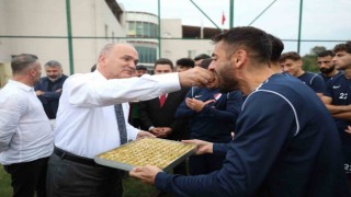 Başkan Özlüden futbolculara baklava