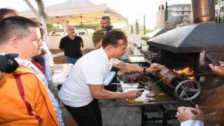 Başkan Yazıcı sözünü tuttu, Tuzlanın özel çocuklarına cağ kebabı pişirdi