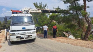 Bayramiçte şarampole yuvarlanan kamyonetin sürücüsü hayatını kaybetti