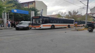 Belediye otobüsü ile hafif ticari araç çarpıştı