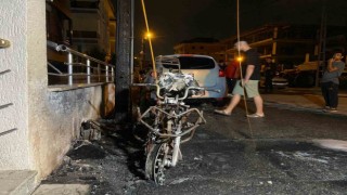 Beylikdüzünde doğal gaz kutusu alev alev yandı, 1 motosiklet küle döndü