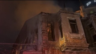 Beyoğlunda 2 katlı metruk bina alev alev yandı