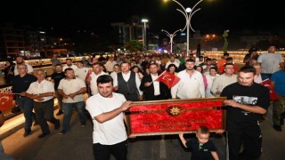 Bigada güreşler öncesi coşkulu kortej