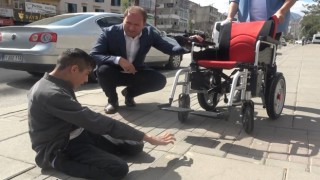 Bin 500 kilometre yol kat ederek Recepe akülü sandalye getirdiler