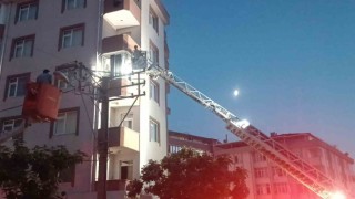 Bina duman doldu, mahsur kalan vatandaşları itfaiye kurtardı