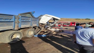 Bingölde kamyon ve tır çarpıştı: 2 yaralı