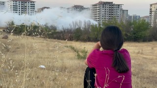 Bir yıl önce aldıkları evlerinin yıkımını gözyaşları içinde izlediler