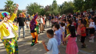 Birinci sınıf öğrencilerine okulda coşkulu karşılama