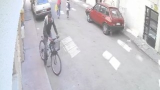Bisiklet hırsızı güvenlik kameralarına yakalandı