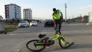Bisikleti ile otomobile çarpan çocuk yaralandı
