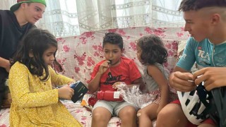 Bisikletiyle üst geçitten düşen çocuğun yüzünü güldüren sürpriz