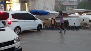 Boluda aniden bastıran yağmur sokakları göle çevirdi