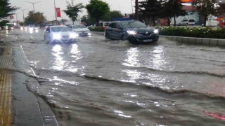 Bozüyükte gök gürültülü sağanak yağış hayatı olumsuz etkiledi